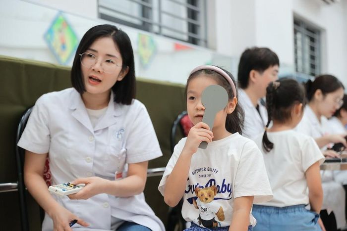 Bác sĩ bệnh viện Xanh Pôn khám sức khoẻ cho học sinh trường tiểu học Ba Đình (phân hiệu 1). Ảnh: Minh Quyết - TTXVN