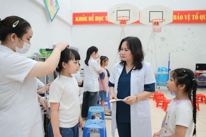 Hà Nội đặt mục tiêu khám sức khỏe miễn phí cho 100% trẻ em, học sinh trước năm học mới, đồng thời số hóa kết quả khám để quản lý sức khỏe trẻ em, học sinh lâu dài. Ảnh: Minh Quyết - TTXVN