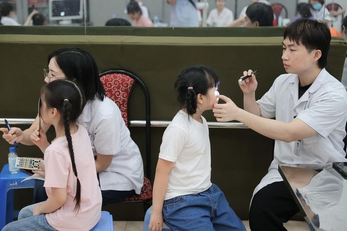 Bác sĩ bệnh viện Xanh Pôn khám sức khoẻ cho học sinh trường tiểu học Ba Đình (phân hiệu 1). Ảnh: Minh Quyết - TTXVN
