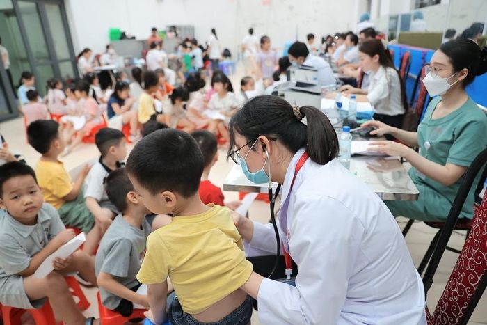 Bác sĩ bệnh viện Xanh Pôn khám sức khoẻ cho học sinh trường tiểu học Ba Đình (phân hiệu 1). Ảnh: Minh Quyết - TTXVN