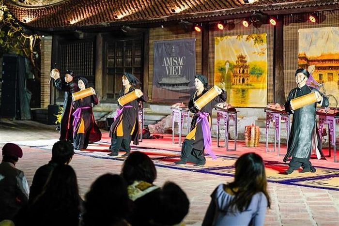 Không gian trình diễn âm nhạc truyền thống Việt Nam tại Văn Miếu Ảnh: Khánh Hoà - TTXVN