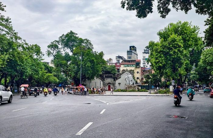 Khu vực vườn hoa Đền Bà Kiệu, phía trước Tượng đài “Quyết tử để Tổ quốc quyết sinh” là một trong những sân khấu cho chuỗi các hoạt động chào mừng ngày 2/9 tại Hà Nội.