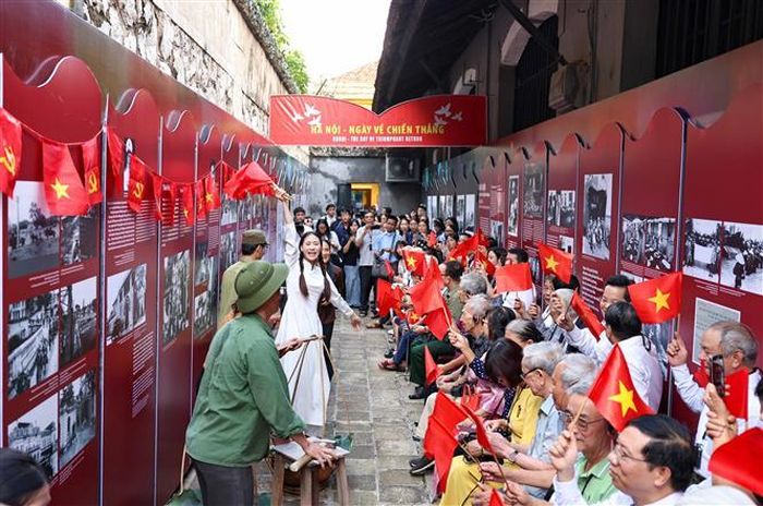 Tại Nhà tù Hỏa Lò, hoạt cảnh “Vang mãi khúc khải hoàn”, tái hiện sinh động không khí tưng bừng, rộn ràng khi người dân Thủ đô nô nức đón chào đoàn quân chiến thắng trở về trong ngày giải phóng Thủ đô. Ảnh: Thanh Tùng - TTXVN