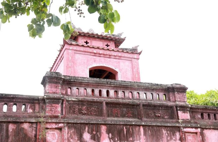 Phía bên trên cổng Thành cổ Diên Khánh nhiều họa tiết trang trí vẫn còn khá nguyên vẹn. Ảnh: Xuân Triệu - TTXVN