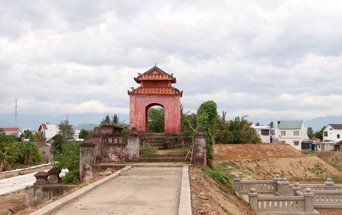 Nối liền với bốn cổng là hệ thống tường thành đắp bằng đất. Ảnh: Xuân Triệu - TTXVN
