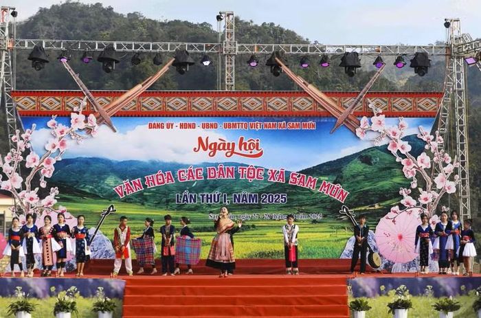 Chương trình nghệ thuật khai mạc Ngày hội Văn hóa các dân tộc xã Sam Mứn. Ảnh tư liệu: Xuân Tư/TTXVN