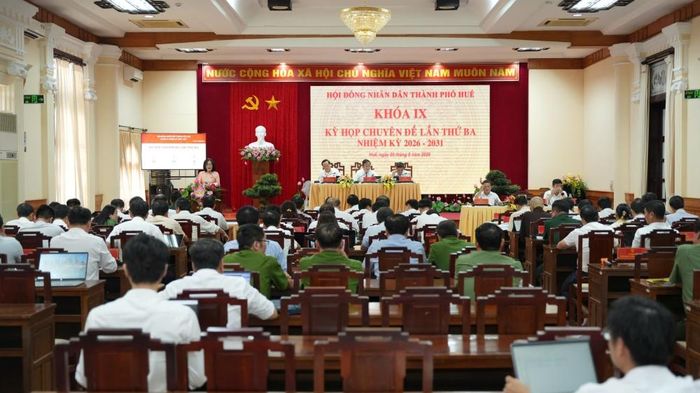 Phó Trưởng ban Pháp chế HĐND thành phố Hồ Nhật Tân trình bày Báo cáo thẩm tra hồ sơ dự thảo Nghị quyết thành lập Sở Văn hóa, Thể thao và Du lịch. Ảnh Hue.gov.vn