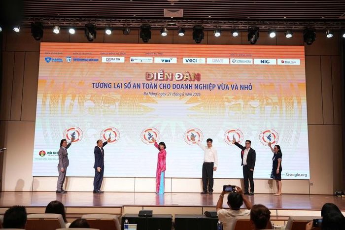 Các đại biểu thực hiện nghi thức hưởng ứng Lễ phát động "Vì một tương lai số an toàn cho doanh nghiệp"Ảnh: Chinhphu.vn/TH
