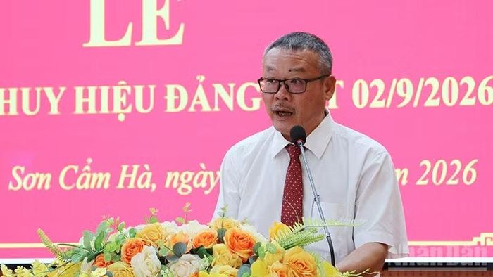 Bí thư Đảng ủy xã Sơn Cẩm Hà Trầm Quế Hương phát biểu tại lễ trao tặng Huy hiệu Đảng.