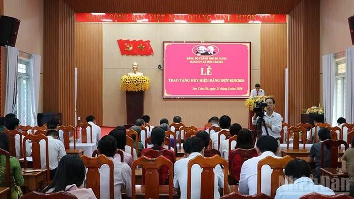  Quang cảnh lễ trao tặng Huy hiệu Đảng. 