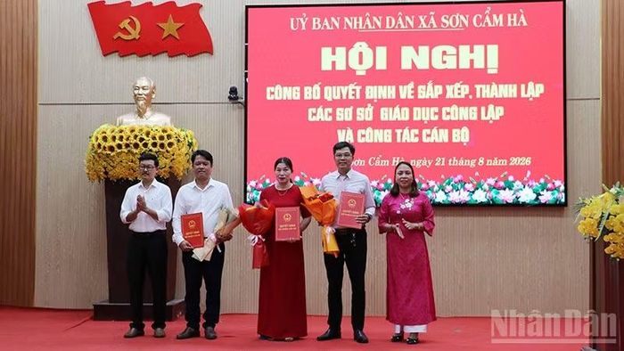 Xã Sơn Cẩm Hà trao quyết định về công tác cán bộ tại 3 trường mới thành lập.