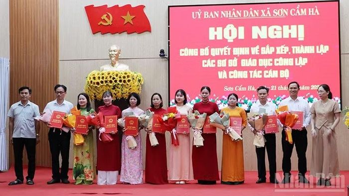 Xã Sơn Cẩm Hà trao các quyết định về công tác cán bộ ở các cơ sở giáo dục công lập.