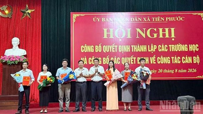 Xã Tiên Phước trao quyết định về công tác cán bộ tại các trường mới thành lập.
