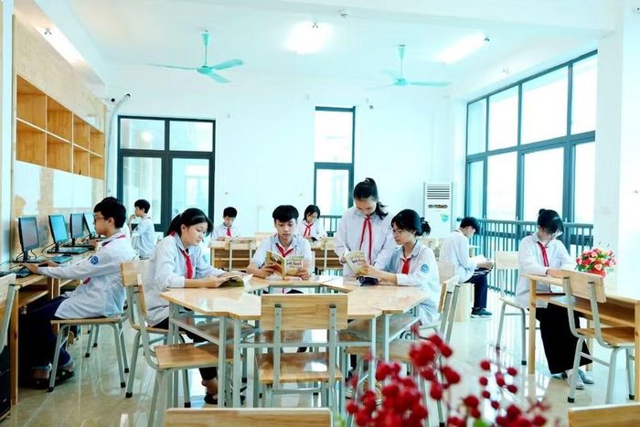 Học sinh Trường trung học cơ sở Vĩnh Tường đọc sách tại thư viện. (Ảnh: HÀ HỒNG HÀ)
