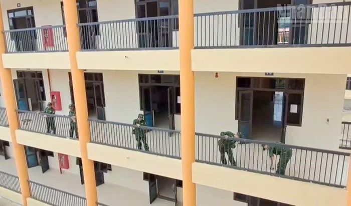 Cán bộ, chiến sĩ Đồn Biên phòng Chiềng Tương, Ban Chỉ huy Bộ đội Biên phòng tỉnh Sơn La vệ sinh các lớp học tại Trường phổ thông nội trú tiểu học và trung học cơ sở xã Lóng Phiêng. (Ảnh: QUỐC TUẤN)