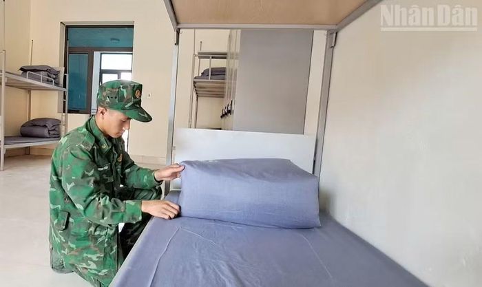 Điều kiện cơ sở vật chất tại các phòng nghỉ của các trường học biên giới đã được chuẩn bị, bảo đảm cho ngày khánh thành và vận hành thử vào sáng 22/8. (Ảnh: QUÀNG HÙNG)