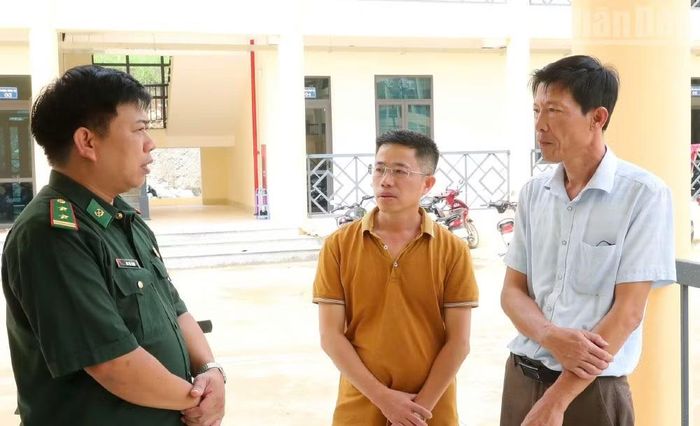 Cùng với hỗ trợ lực lượng tham gia chuẩn bị các điều kiện cho ngày khánh thành và vận hành thử, lực lượng Bộ đội Biên phòng Sơn La còn trực tiếp trao đổi để kịp thời giải quyết những khó khăn tại các trường học biên giới. (Ảnh: QUÀNG HÙNG)