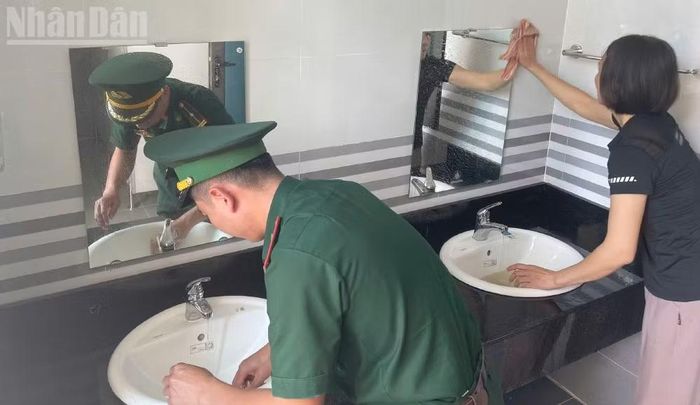 Trong dịp này, không khí chuẩn bị cho ngày khánh thành và vận hành tại các điểm trường học biên giới đang diễn ra rất khẩn trương. (Ảnh: QUÀNG HÙNG)