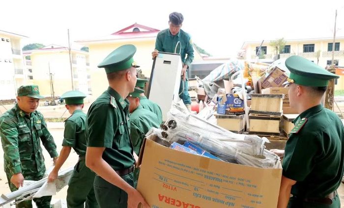 Cán bộ, chiến sĩ Bộ đội Biên phòng tỉnh Sơn La tham gia hỗ trợ các trường vận chuyển trang thiết bị chuẩn bị cho các trường học biên giới. (Ảnh: QUỐC TUẤN)