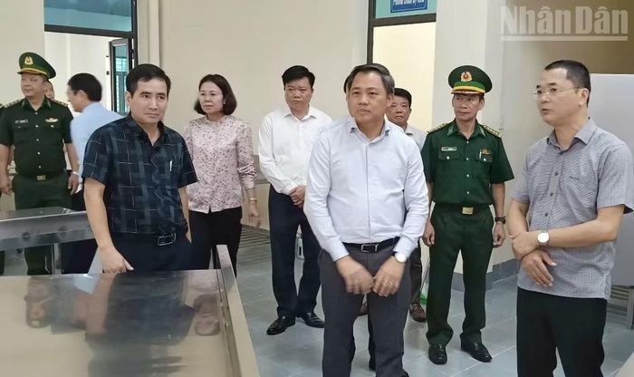 Đồng chí Nguyễn Đình Việt, Chủ tịch Ủy ban nhân dân tỉnh Sơn La kiểm tra công tác chuẩn bị tại Trường phổ thông nội trú tiểu học và trung học cơ sở xã Yên Sơn. (Ảnh: QUÀNG HÙNG)