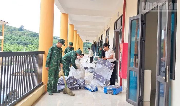 Cán bộ, chiến sĩ Bộ đội Biên phòng Sơn La tham gia thực hiện công tác vệ sinh chuẩn bị cho ngày khánh thành và vận hành thử vào sáng 22/8 tại trường học xã Yên Sơn, Lóng Phiêng. (Ảnh: QUỐC TUẤN)