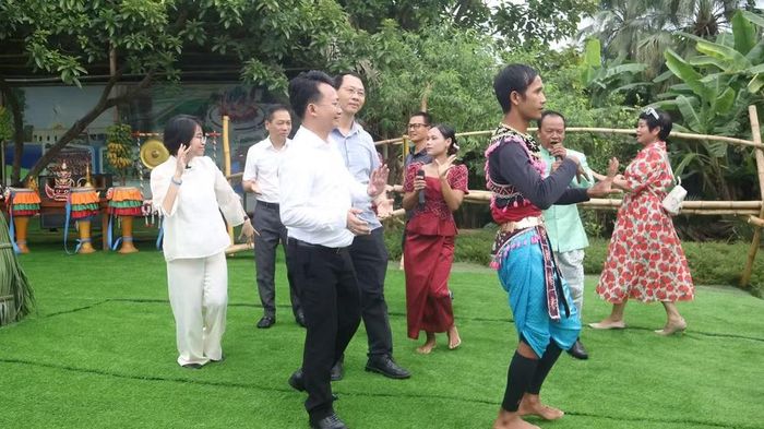 Du khách tham gia giao lưu cùng đồng bào các dân tộc Tây Nguyên. (Ảnh: KHÔI MINH)