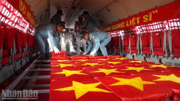 Hài cốt liệt sĩ được sắp xếp trang trọng trên máy bay.