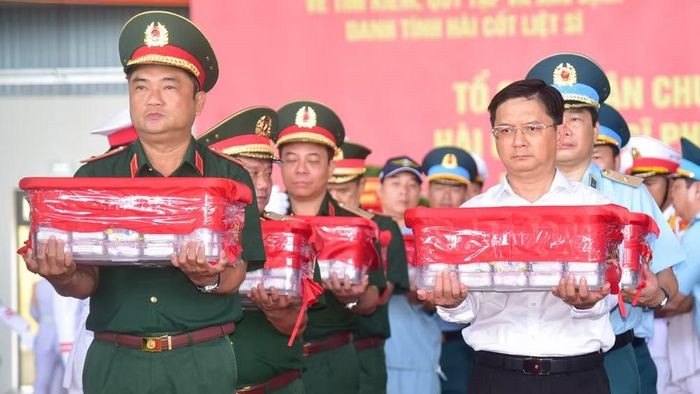 Lãnh đạo Quân khu 7 và Ủy ban nhân dân Thành phố Hồ Chí Minh đưa hài cốt liệt sĩ lên máy bay.