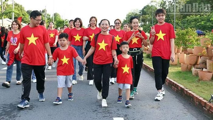Người dân Vĩnh Long phấn khởi tham gia Chương trình "Cùng Việt Nam tiến bước" năm 2025. (Ảnh: BÁ DŨNG)
