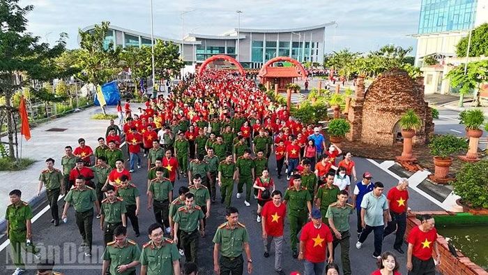 Đi bộ "Cùng Việt Nam tiến bước" năm 2025 trên đường gốm đỏ Vĩnh Long. (Ảnh: BÁ DŨNG)