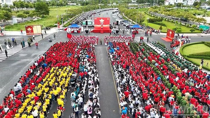 Chương trình "Cùng Việt Nam tiến bước" tại Vĩnh Long năm 2025. (Ảnh: BÁ DŨNG)