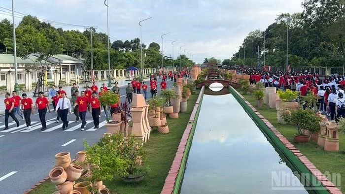 Đi bộ "Cùng Việt Nam tiến bước" năm 2025 trên đường gốm đỏ Vĩnh Long. (Ảnh: BÁ DŨNG)