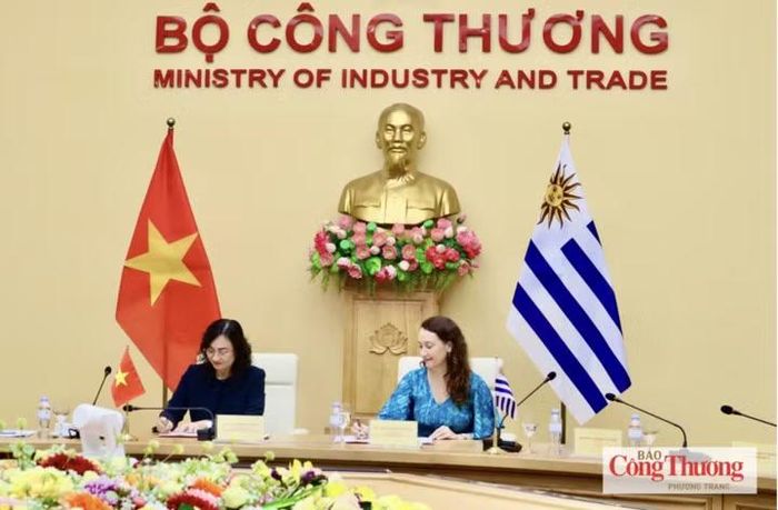 Thứ trưởng Công Thương Phan Thị Thắng và Thứ trưởng Ngoại giao Uruguay Valeria Csukasi đã ký Biên bản Kỳ họp lần thứ IV Ủy ban Hỗn hợp về Hợp tác kinh tế, thương mại và đầu tư giữa Việt Nam và Uruguay. (Ảnh: moit.gov.vn)