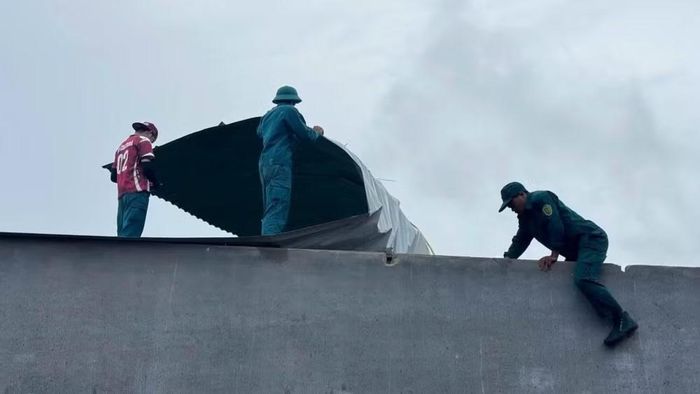 Lực lượng dân quân xã Bù Gia Mập giúp nhân dân khắc phục hậu quả thiên tai. (Ảnh: CTV)