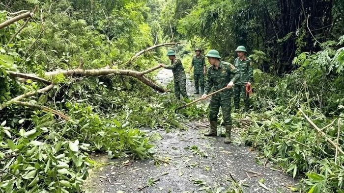 Lực lượng Bộ đội Biên phòng nỗ lực khơi thông đường tuần tra. (Ảnh: CTV)