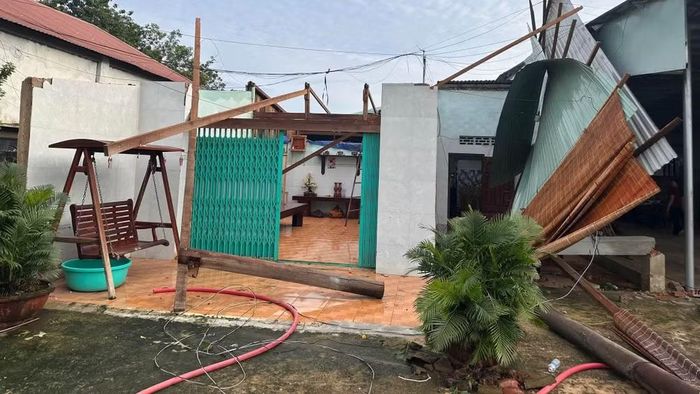 Giông lốc làm tốc mái nhà dân ở khu vực biên giới thành phố Đồng Nai (Ảnh: CTV)