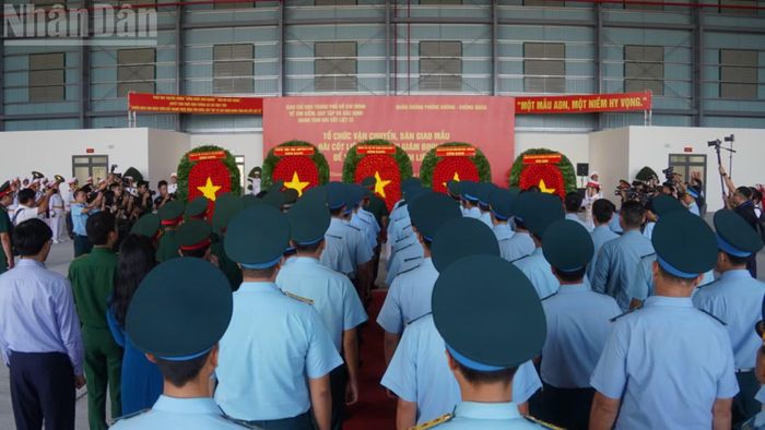 Lễ dâng hương, dâng hoa trước khi bắt đầu tổ chức vận chuyển mẫu hài cốt liệt sĩ đi giám định.