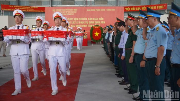 Chương trình vận chuyển, bàn giao mẫu hài cốt liệt sĩ đi giám định diễn ra trang trọng.