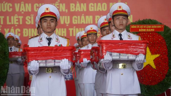 Mẫu hài cốt liệt sĩ được trang trọng đưa lên máy bay. (Ảnh: LÊ THÀNH)