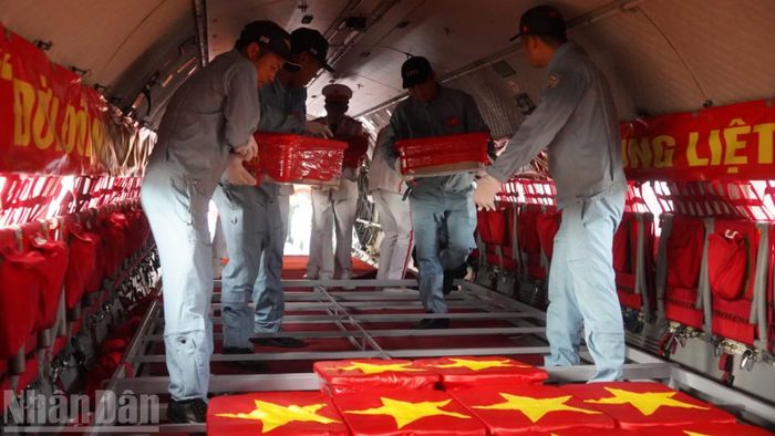 Sắp xếp trang trọng mẫu hài cốt liệt sĩ.