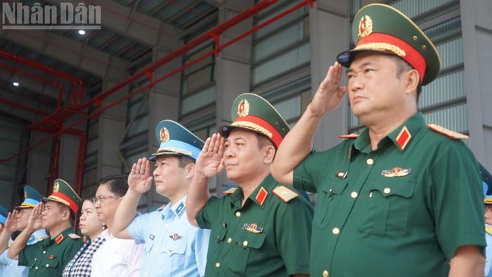 Chương trình vận chuyển, bàn giao mẫu hài cốt liệt sĩ đi giám định diễn ra trang trọng.
