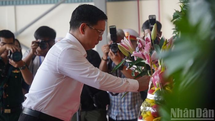 Đồng chí Nguyễn Mạnh Cường, Ủy viên dự khuyết Trung ương Đảng, Phó Chủ tịch Ủy ban nhân dân Thành phố Hồ Chí Minh, Trưởng Ban chỉ đạo 515 Thành phố dâng hương.