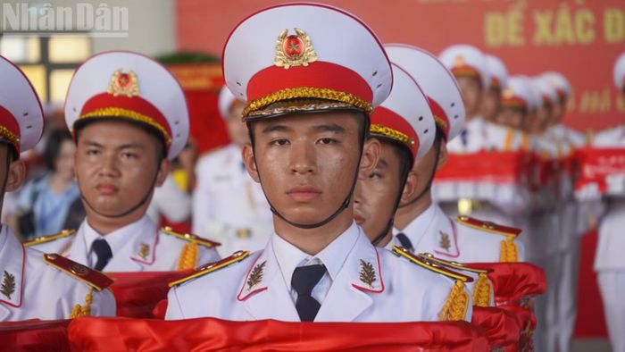 Mẫu hài cốt liệt sĩ được lên máy bay.