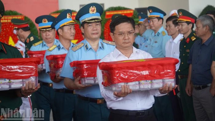 Đồng chí Nguyễn Mạnh Cường đưa hài cốt liệt sĩ lên máy bay.