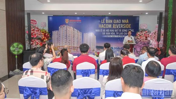 Quang cảnh lễ bàn giao nhà ở xã hội Hacom Riverside phường Lào Cai. (Ảnh: CÔNG HẢI)