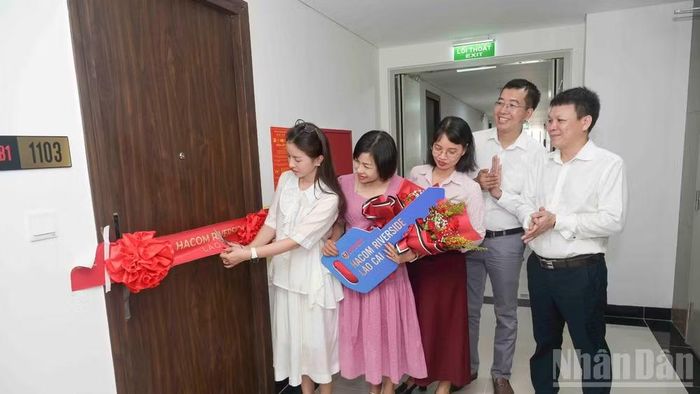 Niềm vui của những hộ dân đầu tiên sở hữu nhà ở xã hội Hacom Riverside, phường Lào Cai. (Ảnh: CÔNG HẢI)