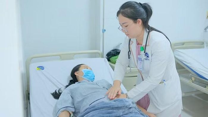 Bác sĩ thăm khám một người bệnh nữ. (Ảnh: CTV)