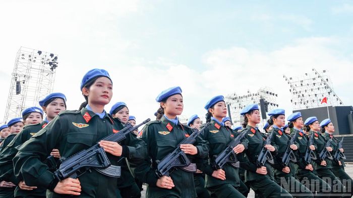 Các khối phối hợp luyện tập, tạo nên đội hình đồng đều, trang nghiêm và mạnh mẽ.