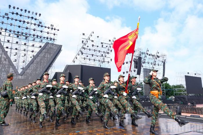 Không khí luyện tập diễn ra khẩn trương, nghiêm túc. Mỗi cán bộ, chiến sĩ đều nỗ lực hoàn thiện từng động tác, bảo đảm sự đồng đều, chính xác và đẹp mắt trong đội hình.