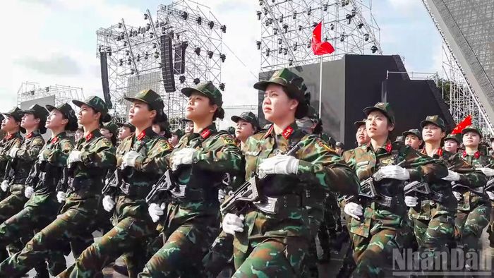 Những bước chân mạnh mẽ, dứt khoát cùng sự phối hợp nhịp nhàng giữa các khối góp phần tạo nên hình ảnh đẹp về người chiến sĩ quân đội và công an trong chương trình.